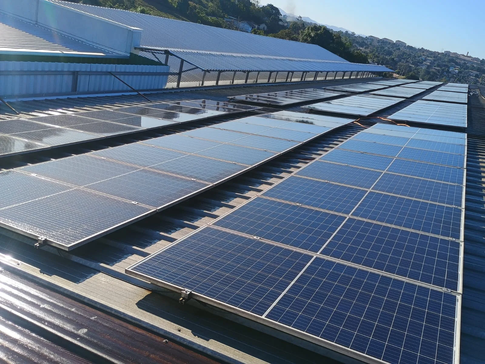 Painéis solares na cobertura da fábrica